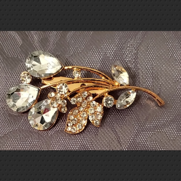 Jewelry - ✨Gorgeous✨Crystal Branch And Leaves Brooch